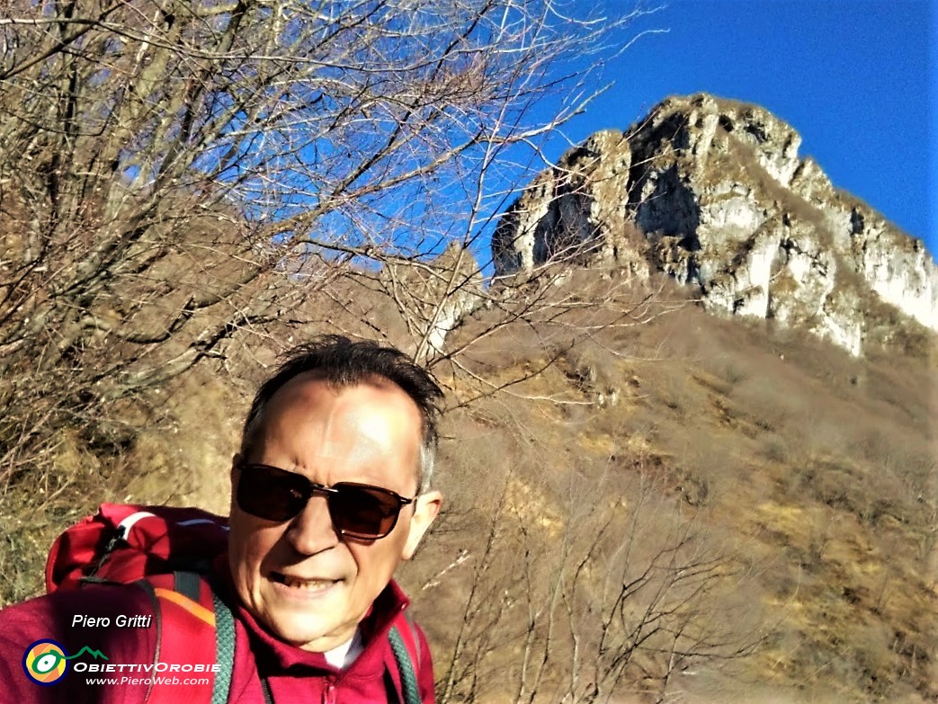 25 Vista sulla rocciosa cima della Corna Camoscera.jpg